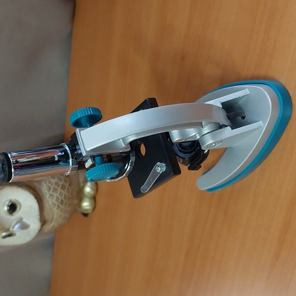 Kids Light up microscope with one slide. Light works. Made of metal! Like new! - Picture 4 of 9